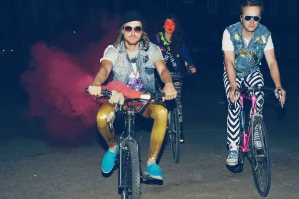 Bisikletçiler Berlin Gecesini Aydınlatmak İçin Işıklı Ceketler Yapıyor