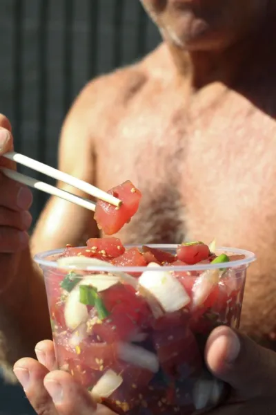 Poke eten als een Muscle Beach Body Builder