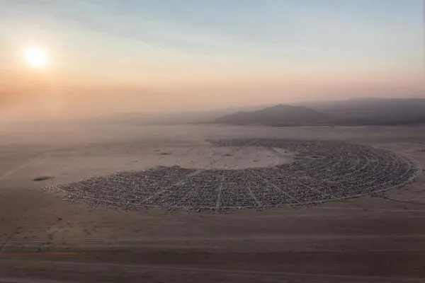 „Burning Man“ klausia: kaip suprojektuotumėte „Black Rock City“?