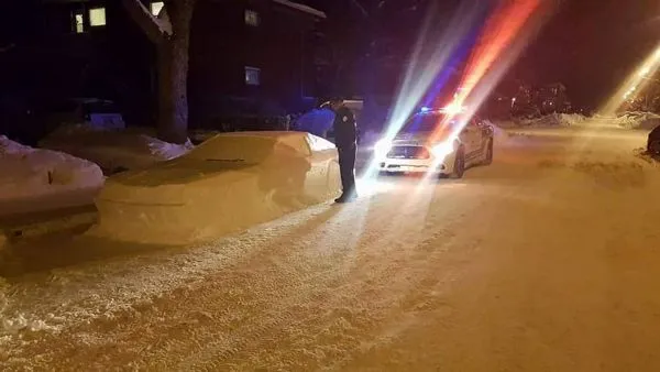 הקנדי הזה הטעה את השוטרים עם מכונית עשויה משלג