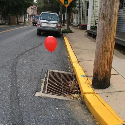 Policiais encontram balões vermelhos no estilo 'TI' amarrados a grades de esgoto na Pensilvânia