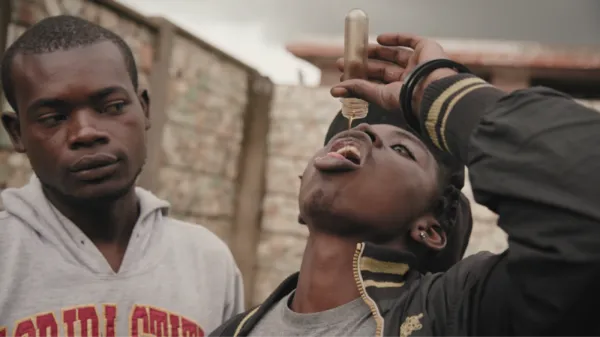 Regardez notre nouveau film sur l'épidémie de sirop de codéine contre la toux au Zimbabwe