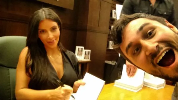 Strávil jsem celý den v Barnes & Noble, takže jsem si mohl udělat selfie s Kim Kardashian
