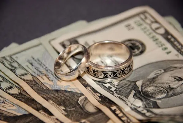 Como alguns alunos estão usando casamentos falsos para obter ajuda financeira