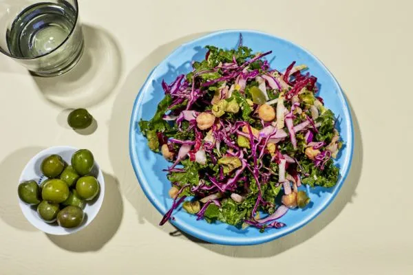 Рецепт за сецкану салату од кеља, цикорије и сланутка
