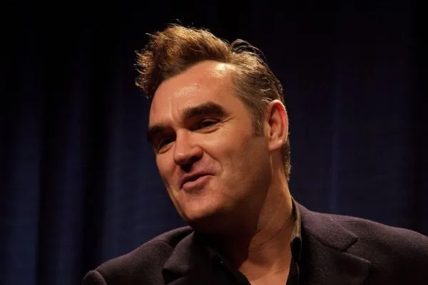 Morrissey minulú noc zrušil show, pretože mu bola príliš zima