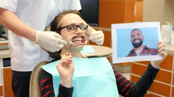 Le pregunté a mi dentista si debería obtener el implante de diente de diamante de Drake