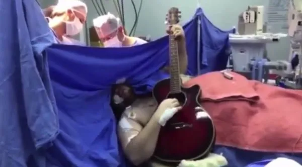 Noen modige Sonofabitch spilte Beatles 'Yesterday' mens han ble hjernekirurgisk