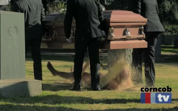 Uma captura de tela do reality show fictício da Corncob TV Coffin Flop da Netflix