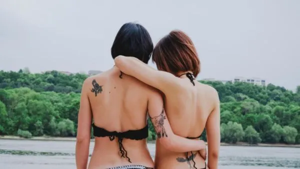 Pārprasts skaistums muguras lejasdaļas tetovējumā