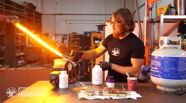 YouTuberが、鋼をスライスできる「スターウォーズ」ライトセーバーを製作