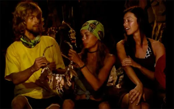 Erik Reichenbach desiste de imunidade a Natalie Bolton enquanto Parvati Shallow assiste Survivor Micronesia: Fans vs. Favorites