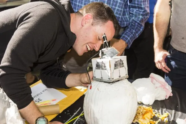 NASA のパンプキン カービング コンテストのスーパー オタク ジャック オー ランタンを見てください。
