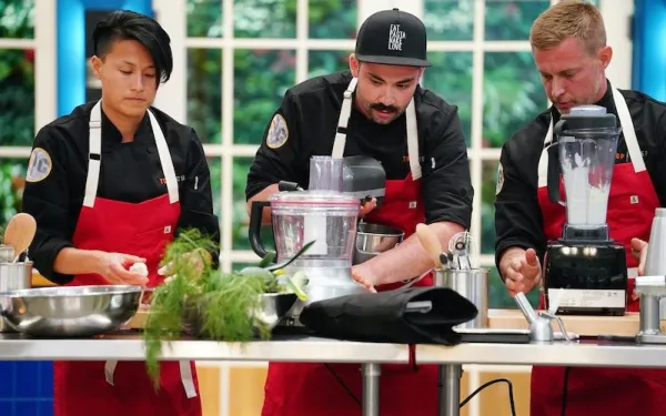Melisa Kinga, Džo Sasto un Braiens Voltadžio strādā pie ātrās uguns izaicinājuma filmas Top Chef: All Stars LA pirmizrādes laikā.