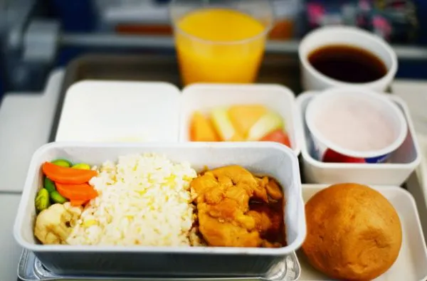 Instagrammer amenazado con cargos criminales por la foto del menú feo de la aerolínea
