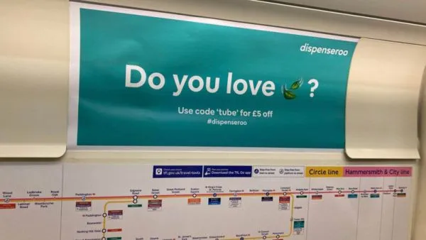 Qual é o problema com esses anúncios de maconha 'Dispenseroo' em Londres?