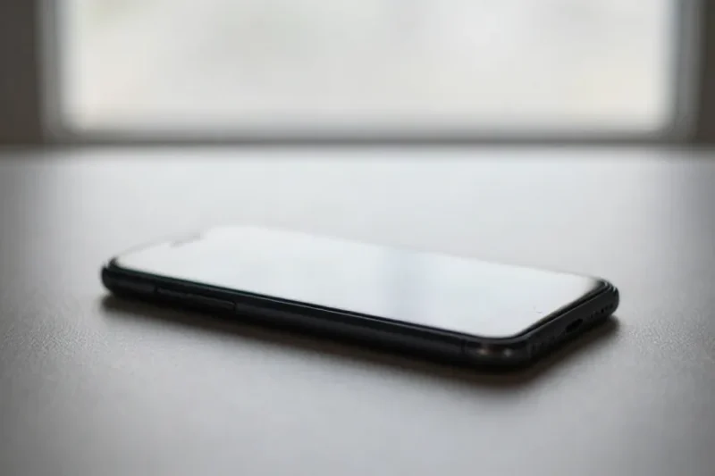 Un teléfono móvil boca abajo sobre una mesa