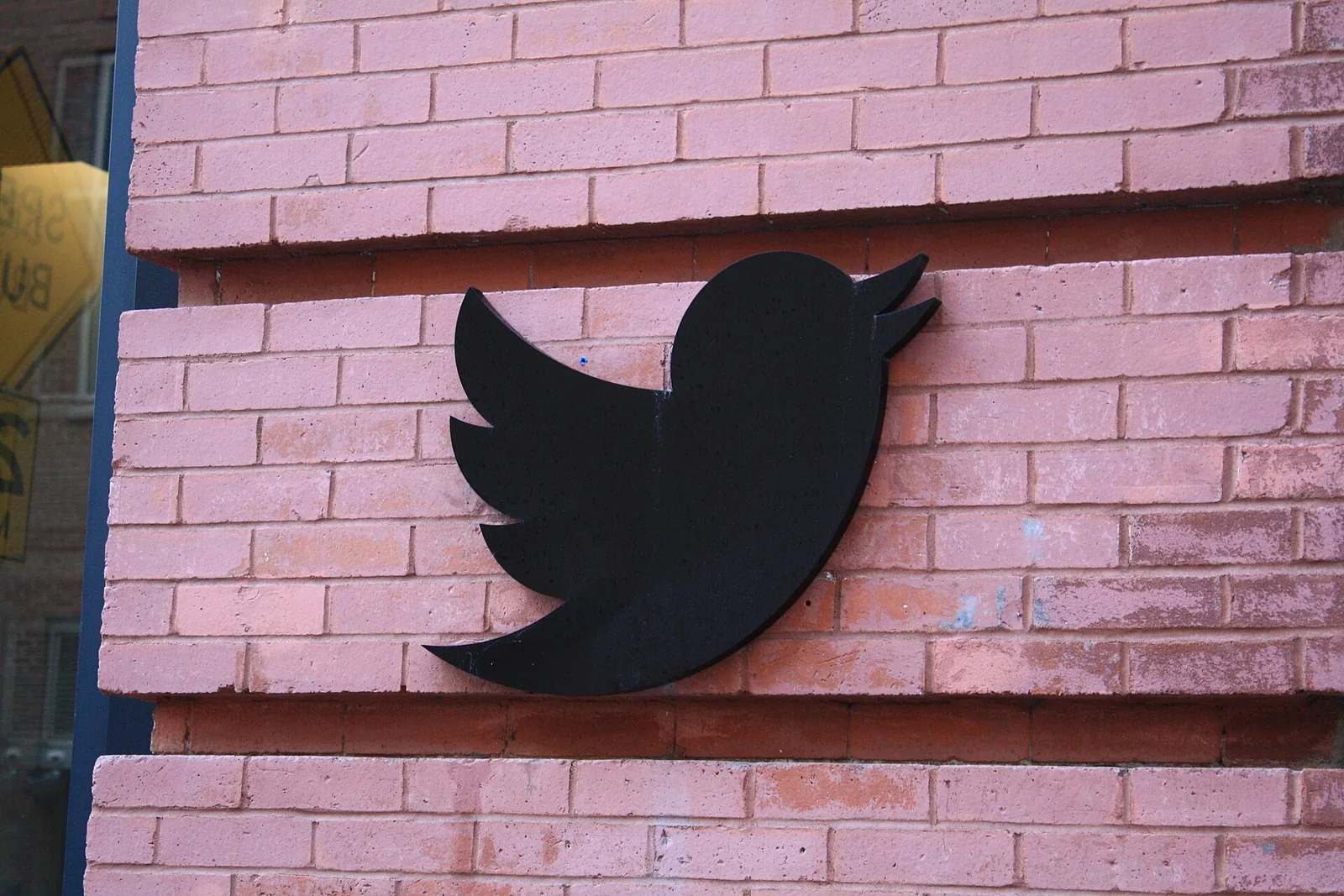 Dos cuentas, dos días, el mismo modelo: así se fabrica una moda técnica en Twitter